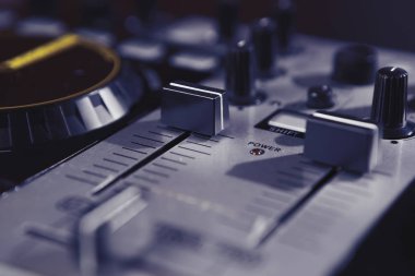 Crossfader vardır birim regülatör kolları profesyonel ses denetleyicisi Dj.Disc için karıştırma müzik ve radyo sinyalleriyle iletilen iz ev partisi ya da gece kulübü Konserde karıştırma için ses donanımı jokey