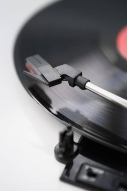 HiFi retro pikap vinil kayıtları oyuncu teknoloji. Vintage analog hippi müzik plak çalar. Turntable kartuş ve odak kolundan sesi iğne. Oynamak ve vinil müzik kayıtları için dinle