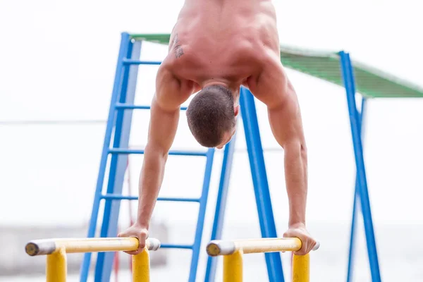 Handsome Young Man Doing Street Workout Beach Bright Summer Day — Stock Photo, Image