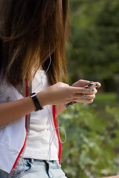 Ung Kvinna Med Smartphone Parken — Stockfoto