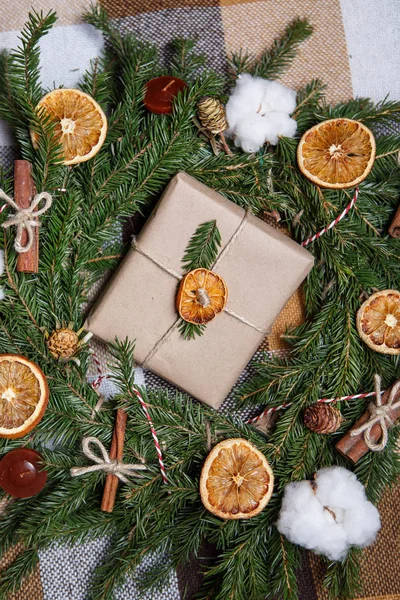 Grande Boîte Cadeau Noël Artisanale Rustique Couchée Dans Une Couronne — Photo