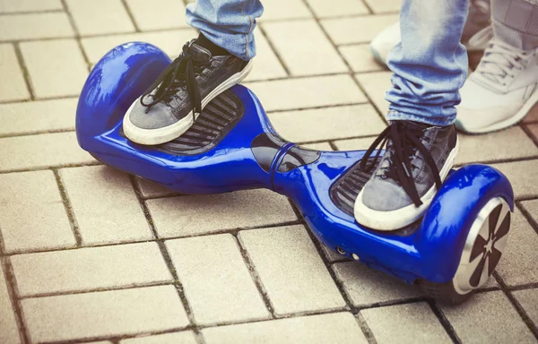 Enfant Debout Sur Mini Segway Électrique Bleu Moderne Planche Vol — Photo