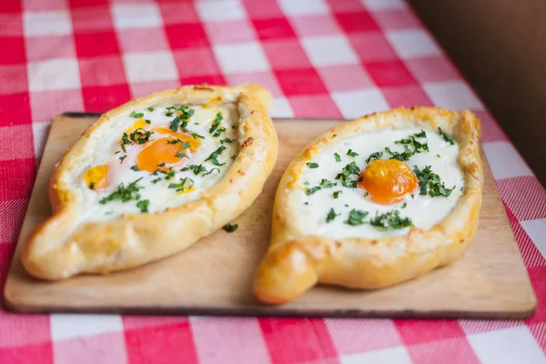 Duas Partes Prato Georgiano Tradicional Khachapuri Uma Tábua Corte — Fotografia de Stock