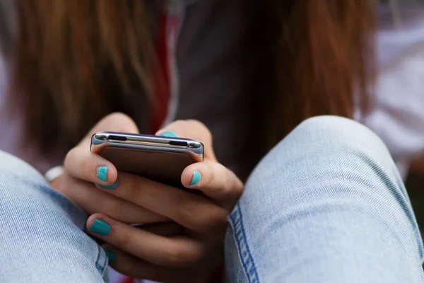 Ung Kvinna Håller Smartphone Närbild — Stockfoto