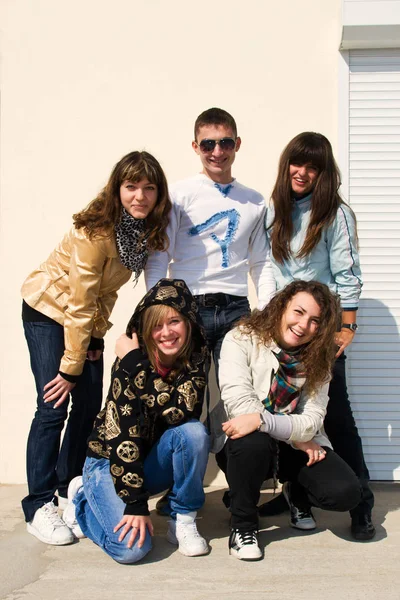 Compagnie Cinq Amis Adolescents Sur Plage — Photo