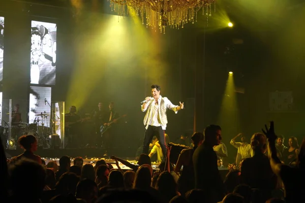 2012年10月13日 希腊著名流行歌手Sakis Rouvas在希腊雅典Buzuki的舞台上表演 — 图库照片