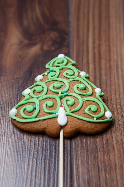 おいしい装飾クリスマスと新年のお祝い食品木製テーブルの上 モミの木形をしたクッキー フラット横たわっていたオーバー ヘッド ショット 甘いペストリーの休日の製品 — ストック写真