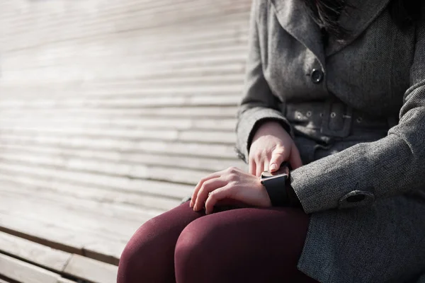 Femme Utilisant Montre Bracelet Intelligente Moderne Assise Sur Banc Cette — Photo