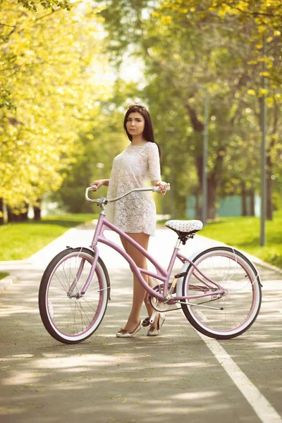 Jeune Fille Brune Robe Soleil Faisant Vélo Dans Parc Verdoyant — Photo