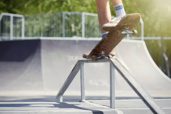 Legs Extreme Athlete Doing Nose Grind Grind Square Rail Top — Stock Photo, Image