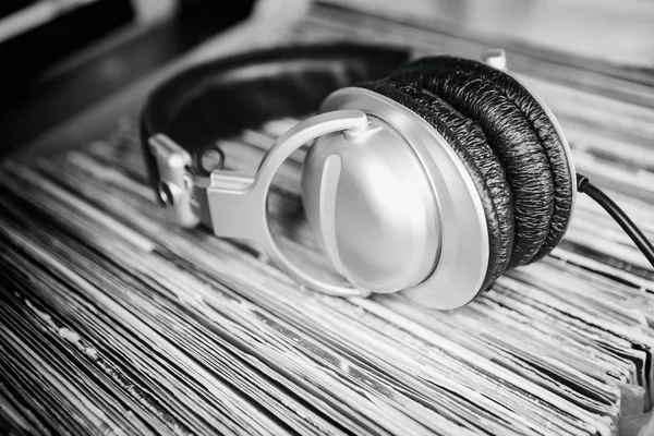 Big Silver Headphones Laying Vinyl Records Collection Audio Enthusiast Music — Stock Photo, Image