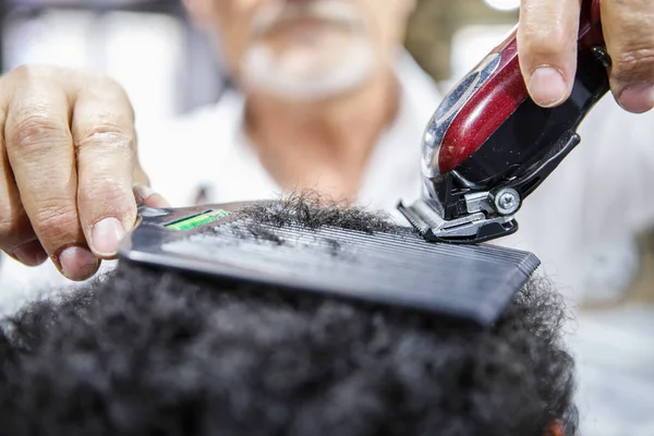 Barbeiro Aparar Cabelos Encaracolados Africanos Com Máquina Clipper Barbershop Professional — Fotografia de Stock