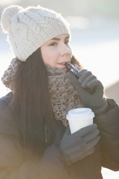 Ritratto Felice Ragazza Vaper Inala Vaporizzare Glicerina Dal Suo Gadget — Foto Stock