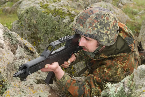 Jonge Witte Soldaat Kogelvrije Helm Schieten Met Automatische Geweer Buiten — Stockfoto