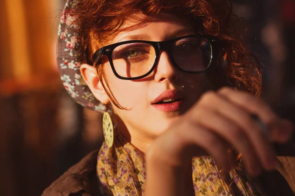 Menina Muito Yuung Hipster Óculos Leitura Olhando Para Câmera Com — Fotografia de Stock