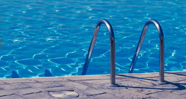 Geländer Des Sauberen Swimmingpools Freien — Stockfoto