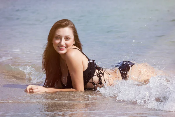그리스의 해변에서 수영복에 매력적인 — 스톡 사진
