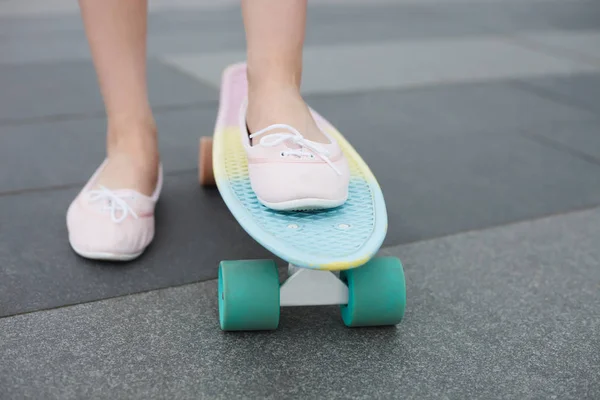 Feet Young Woman Riding Modern Short Cruiser Skateboard Pink Shoes — Stock Photo, Image