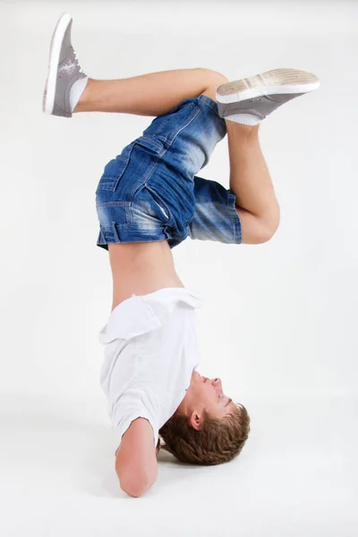 Beyaz Zemin Üzerine Gencin Bboy Eğitim — Stok fotoğraf