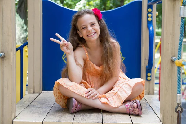 Schattige Kleine Schoolmeisje Speelplaats Zomerdag — Stockfoto