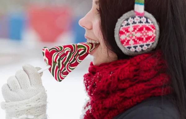 Menina Adolescente Comendo Doces Pirulito Livre Dia Inverno — Fotografia de Stock