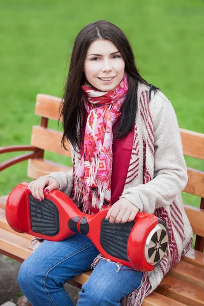 Biały Brunetka Dziewczynka Gospodarstwa Nowoczesne Czerwony Mini Segway Lub Unosić — Zdjęcie stockowe