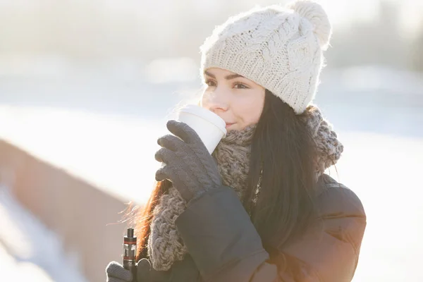 Joyeux Jeune Fille Boire Café Avec Sourire Amical Femme Tenir — Photo