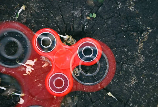 Piros Izgul Tárcsa Játék Hűvös Spinnig Játékszert Fiatal Felnőtt Emberek — Stock Fotó