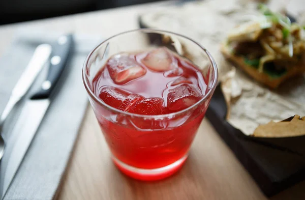 Κόκκινη Γλυκόξινη Αλκοολούχο Ποτό Ποτήρι Απολαύστε Νόστιμο Ποτό Φυσικό Χυμό — Φωτογραφία Αρχείου