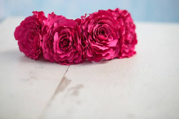 Handgemaakte Wraith Gemaakt Van Kunstmatige Roze Roze Bloemen Een Houten — Stockfoto