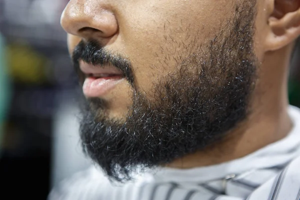 Barba Sem Barba Jovem Negro Barbearia Cliente Espera Cabeleireiro Barbeiro — Fotografia de Stock