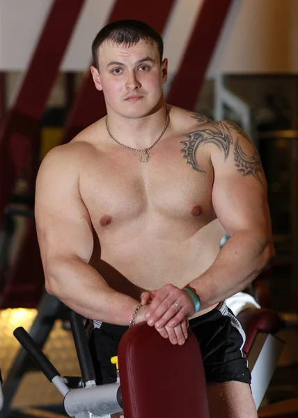 Velký Čerpaný Power Lifter Tetováním Paži Cvičení Tělocvičně — Stock fotografie