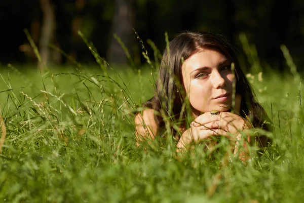 Sağlıklı Çekici Genç Beyaz Kız Açık Havada Bir Parlak Güneşli — Stok fotoğraf