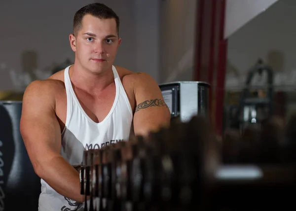Young Pumped Power Lifter Tattoo His Bicep Exercising Gym — ストック写真
