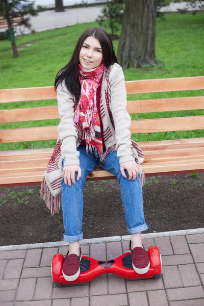 Junges Weißes Brünettes Mädchen Mit Modernem Roten Elektrischen Mini Segway — Stockfoto