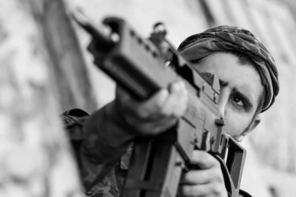 Soldat Avec Fusil Automatique G36 Visant Cible — Photo