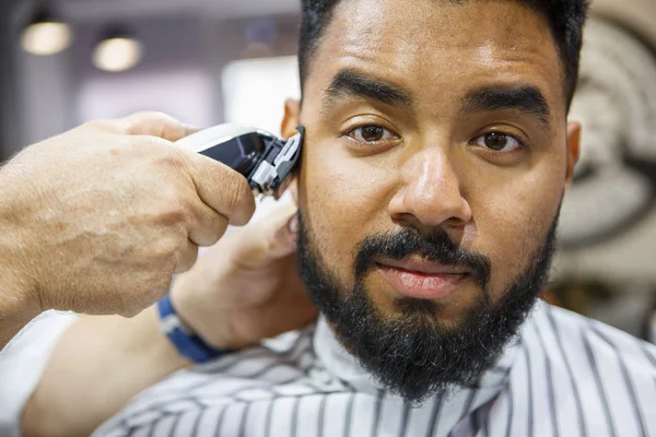 Retrato Jovem Homem Negro Sendo Cortado Com Máquina Corte Profissional — Fotografia de Stock