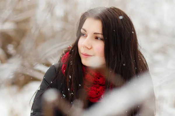 Atrakcyjna Młoda Dziewczyna Chodzenie Zewnątrz Jasny Dzień Śnieg — Zdjęcie stockowe