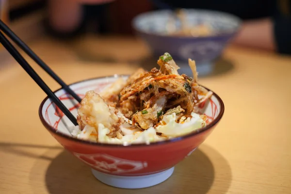 成碗或米与天妇罗酱炒的虾 传统的日本食品与棒 — 图库照片