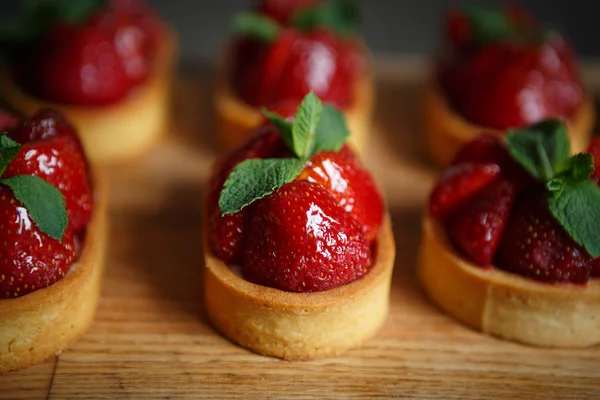 Linda Tartlet Com Morangos Hortelã Rfesh Desfrute Comida Doce Sobremesa — Fotografia de Stock