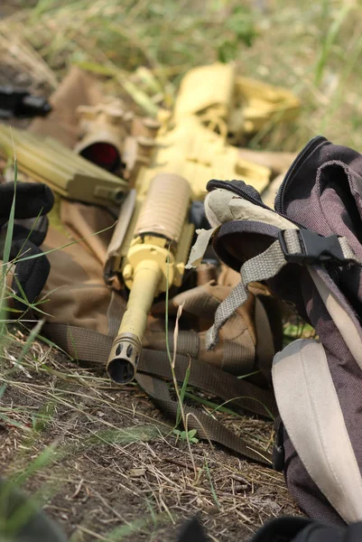 Rifle Americano Automático Amarillo Acostado Mochilas Aire Libre Sin Nadie — Foto de Stock