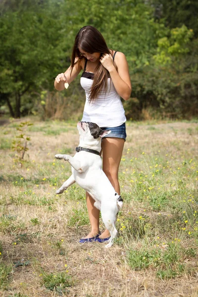 Adolescente Morena Menina Brincando Com Seu Jovem Buldogue Saudável Parque — Fotografia de Stock