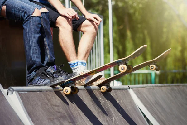 Couple Teenagers Boards Sitting Top Mini Ramp Skatepark Ready Roll — Stock Photo, Image
