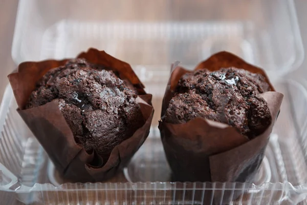 プラスチック製の食品容器でチョコレートのマフィンを奪います 甘いデザートは デザートのカフェで焼き上げました コーヒー ブレークのマフィン ケーキのペア クローズ アップ — ストック写真