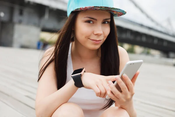 Attractive White Brunette Female Using Her Phablet Smartphone Dual Rear — Stock Photo, Image