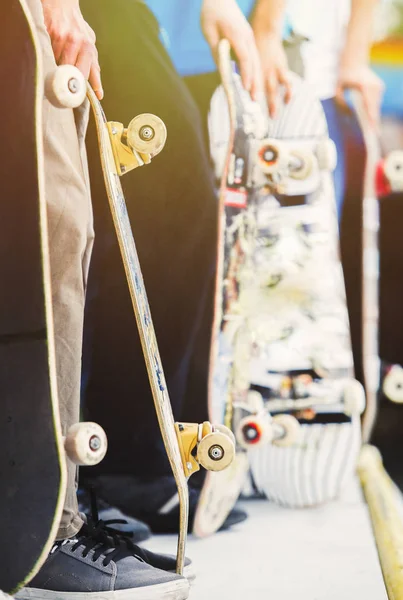 Skaters Βόλτα Skateboards Στην Ηλιόλουστη Εξωτερική Skatepark Ομάδα Σκεϊτμπόρντερς Έφηβος — Φωτογραφία Αρχείου