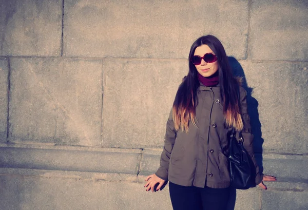 Retrato Una Joven Hipster Con Abrigo Parka Gris Gafas Sol — Foto de Stock