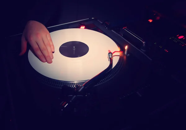 Мбаппе Диджей Играющий Музыку Белом Виниловом Пластинке Темной Студии Ночном — стоковое фото