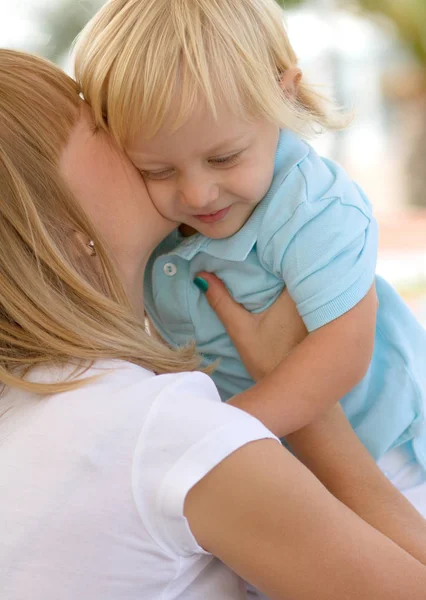 Lycklig Familj Njuter Deras Helg Parken Ljus Sommardag Mamma Son — Stockfoto