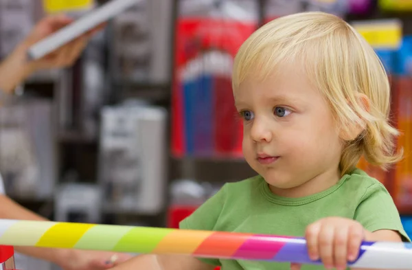 Garçon Blond Dans Centre Commercial — Photo